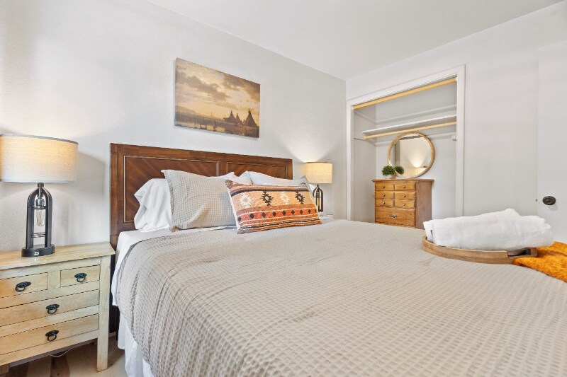 Building Photo - 661 8th Ave E N