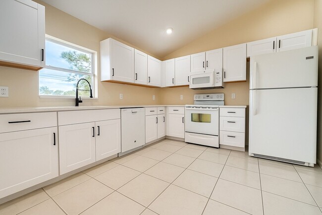 Building Photo - Elegant Newly Remodeled 3-Bedroom Home in ...