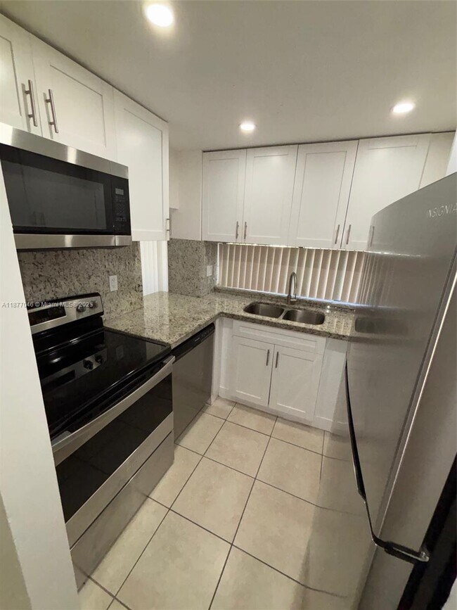 Building Photo - 17011 N Bay Rd