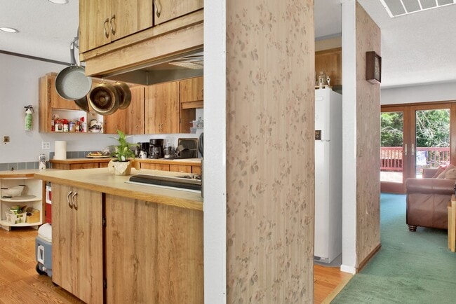 Building Photo - Preleasing Now! Available early August! 7 Bed, 2.5 Bath House!