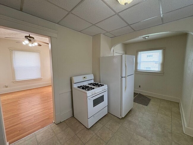 Building Photo - Three bedroom one bathroom home for rent