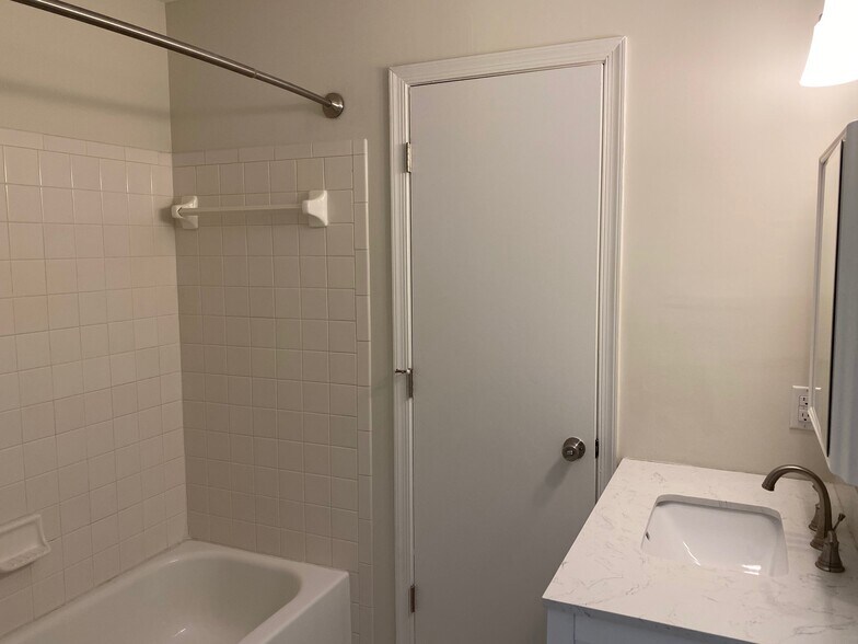 Building Photo - 300 Grosvenor Ln