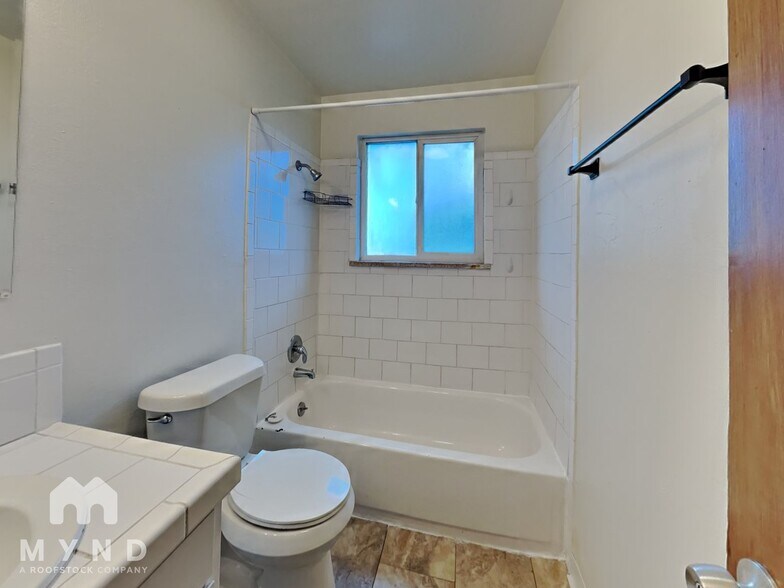 Building Photo - 5390 King Ct