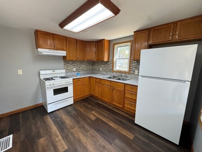 Building Photo - Updated 2 Bedroom Home with Central Air, H...