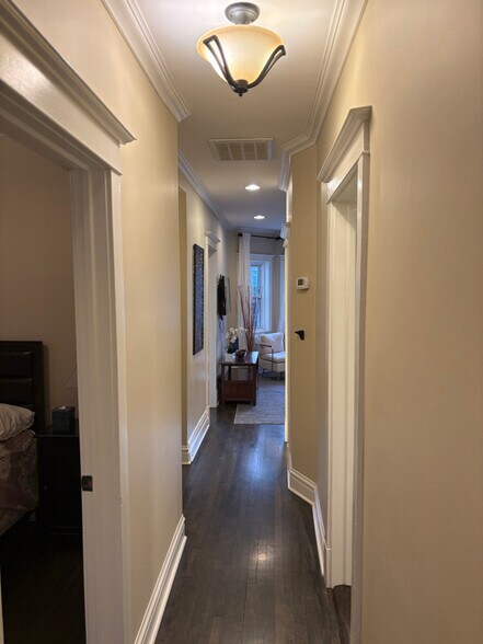 Building Photo - 3049 N Leavitt St