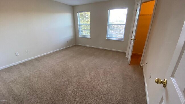 Building Photo - 565 Scrub Jay Dr