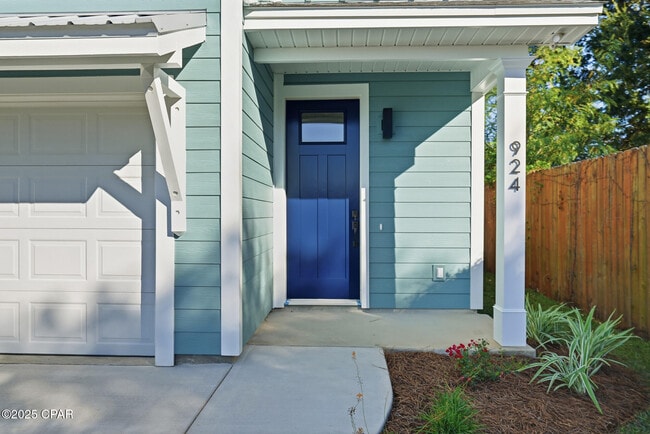 Building Photo - 924 Grace Ave