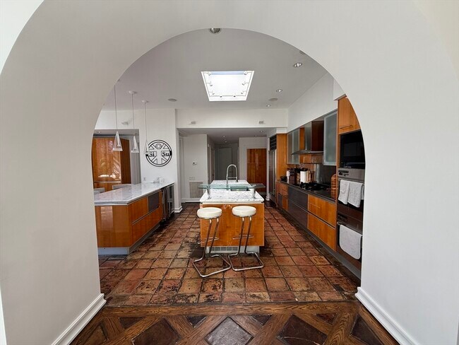 Building Photo - 132 Yarmouth Rd