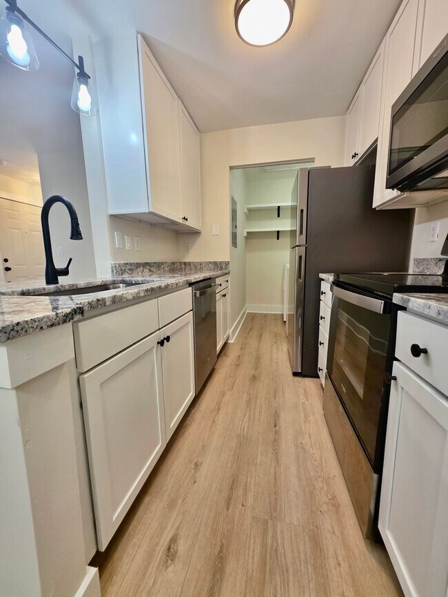 Building Photo - Newly renovated 2 bedroom + flex space in ...