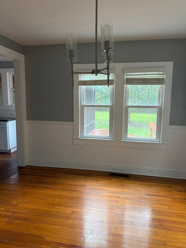 Building Photo - Beautiful 3 bedroom home with large backyard