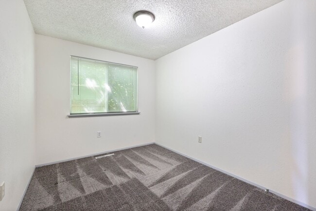 Building Photo - Move in ready now! 3 bedroom rambler in NE...