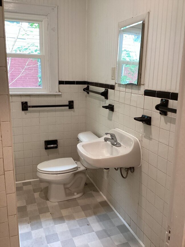 Building Photo - Nice Two Bedroom Two Bath Home