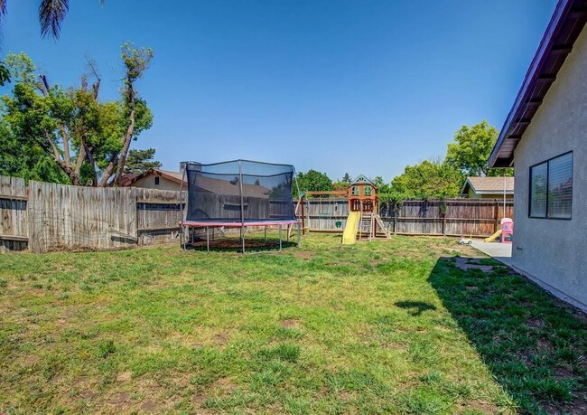 Building Photo - Beautiful 3 Bedroom 2 Bath