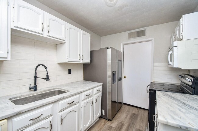 Building Photo - 6915 Jeb Stuart Dr