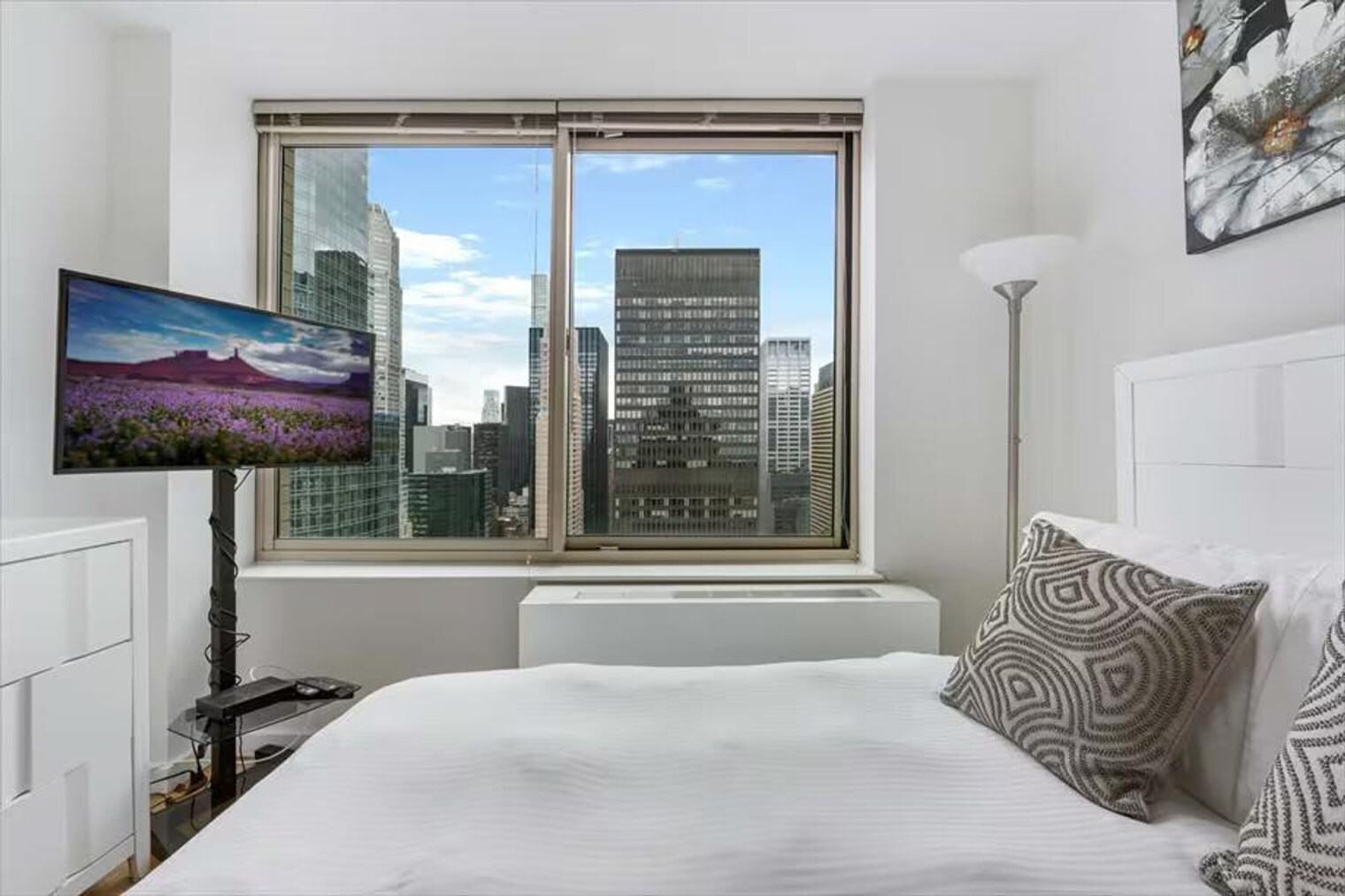 Building Photo - 260 W 54th St