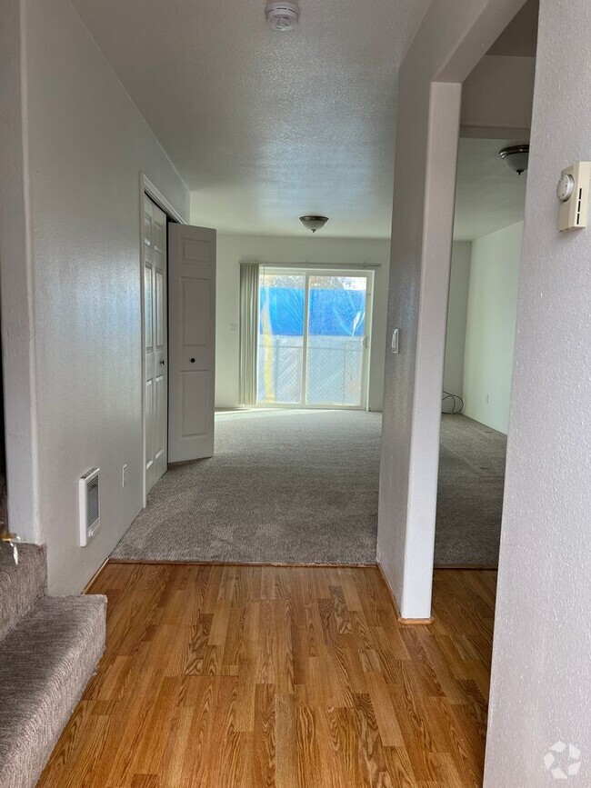 Building Photo - 2 Bedroom, 1.5 Bathroom Townhouse