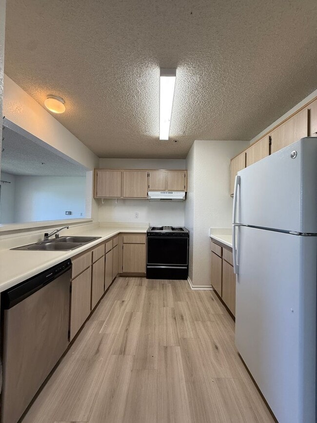 Building Photo - Centrally Located Las Palmas Upstairs Cond...