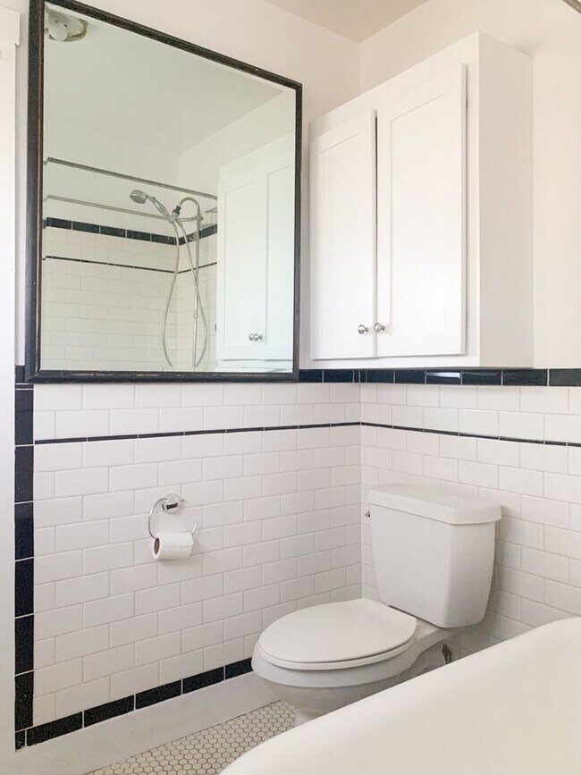 Building Photo - 5670 York Blvd