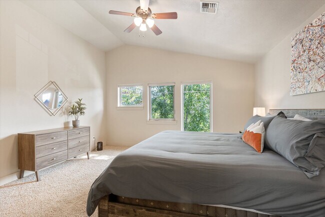 Building Photo - Charming, Furnished 3 bedroom Home w/ Garage