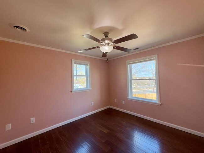 Building Photo - Charming 5 Bedroom/2 Bathroom Home with Large Backyard in Essex, MD!