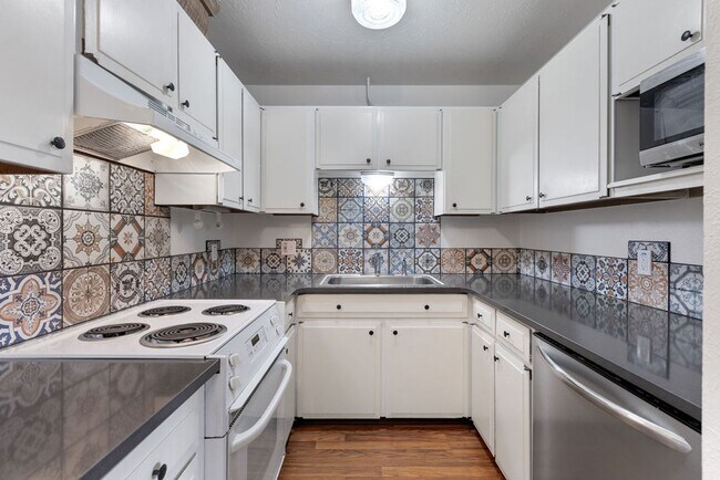 Building Photo - Charming Condo in Old Town – Prime Location!