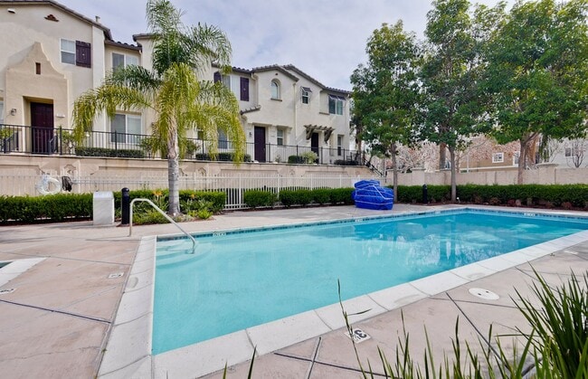 Building Photo - Sought-after Multi-level Home Near Great Mall!