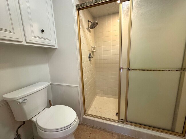 Building Photo - Gorgeous 3 bedroom 2.5 bathroom Duplex home!