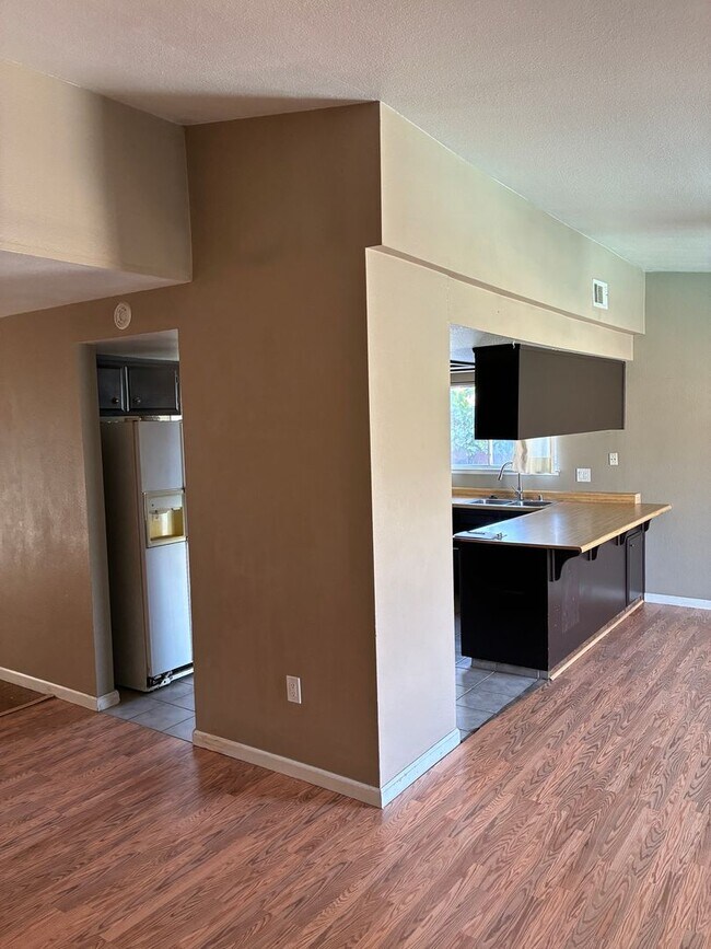 Building Photo - 3 Bedroom 2 Bath with Pool