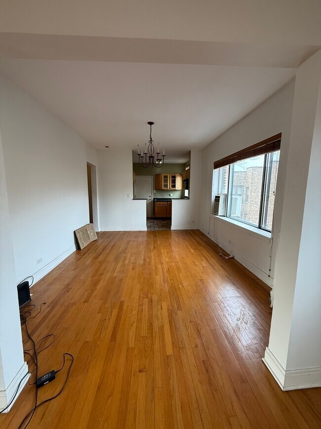 Building Photo - 928 W Sunnyside Ave