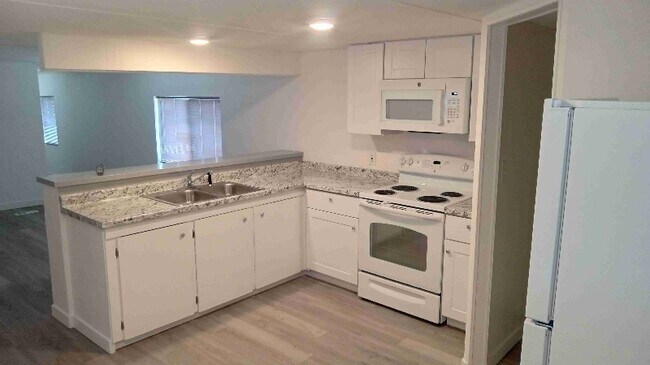 Building Photo - 200 W 1st St