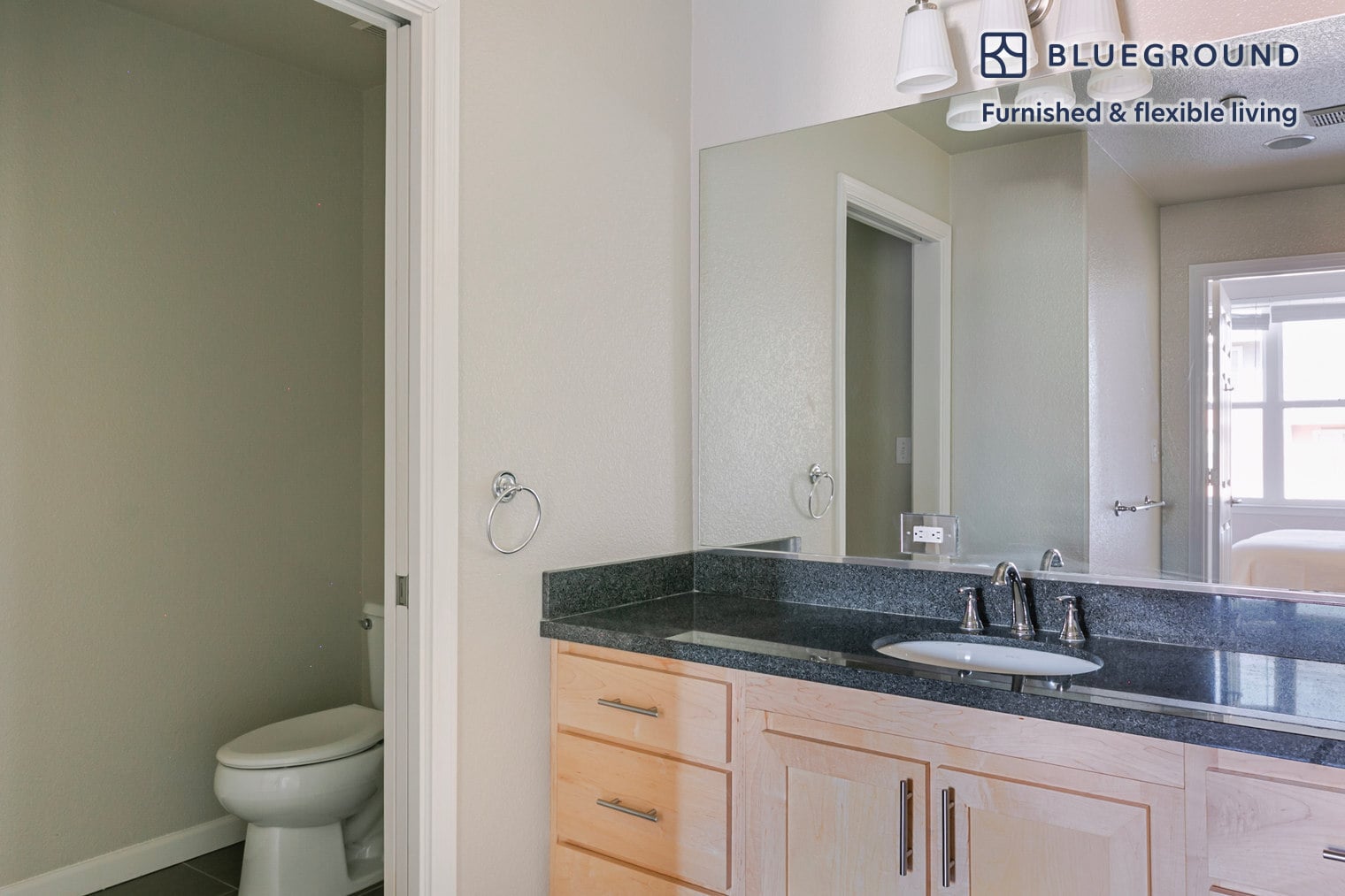 Building Photo - 1051 Commodore Dr