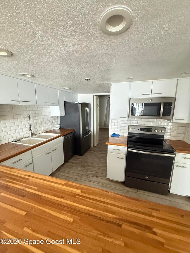 Building Photo - 1540 Riverside Dr