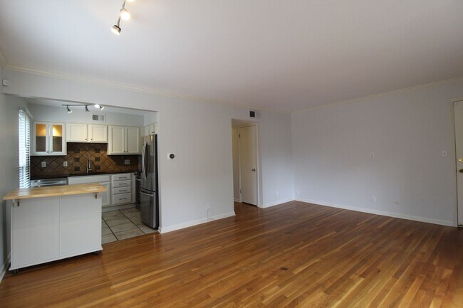 Building Photo - May free on this 2 br 1 bath apartment in the West Plaza  area