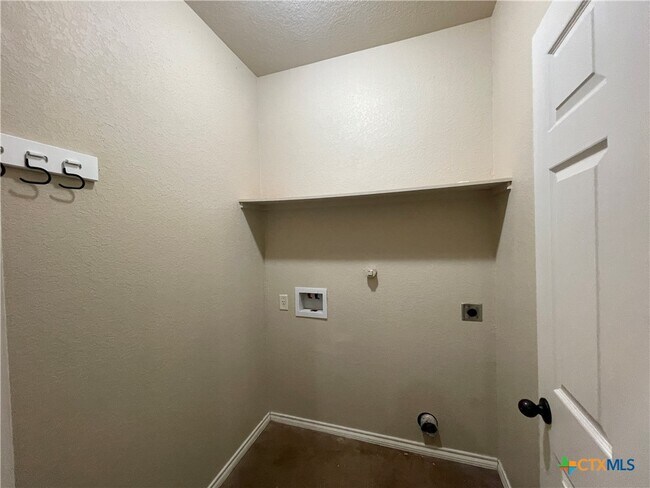 Building Photo - 758 Saengerhalle Rd