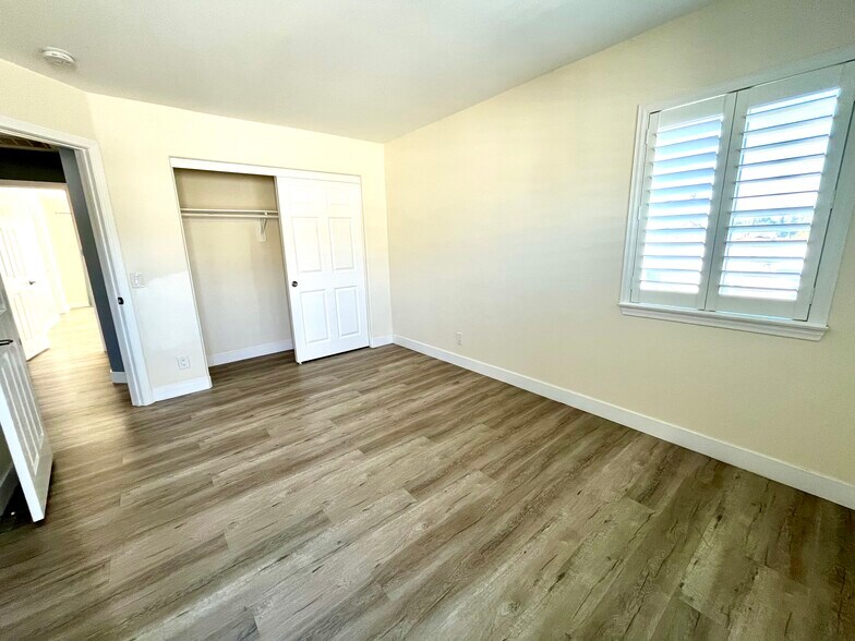 bed 2 closet - 16619 Yukon Ave