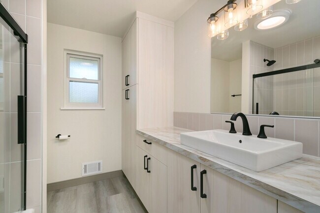 Building Photo - 1726 Cameo