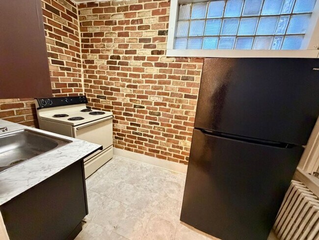 Building Photo - 745 E Market St