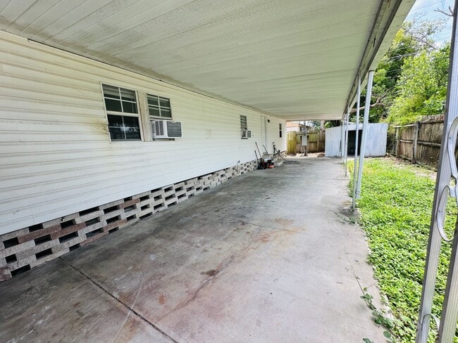 Building Photo - 2 Bed 1.5 Bath, Minutes from Tarpon Springs