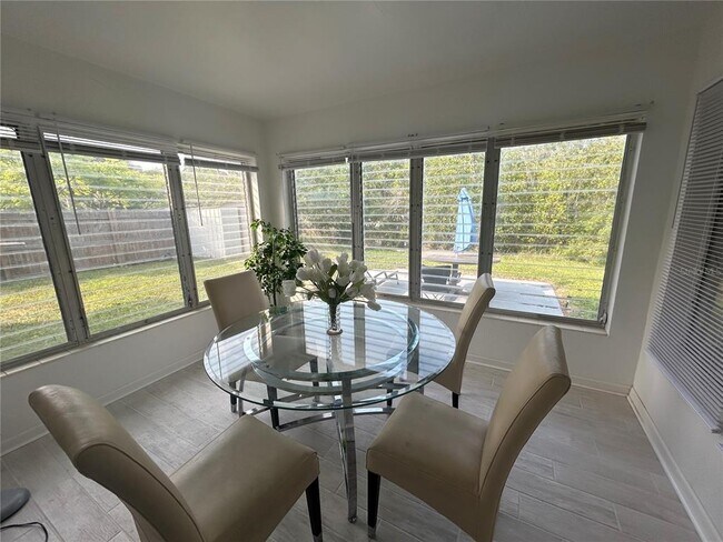 Building Photo - 7313 Royal Palm Dr