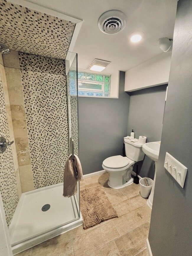 Building Photo - Rare Minnehaha Parkway rental under 5k! Be...