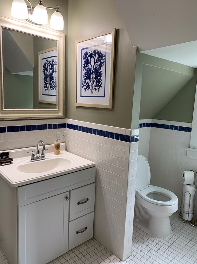 Building Photo - 299 Nelson Ave