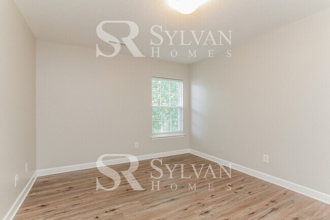 Building Photo - Spacious 3BR Home with Garage!