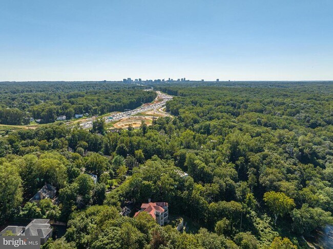 Building Photo - 612 Rivercrest Dr