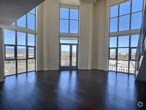 Building Photo - Fantastic 2 Bed/2Bath Penthouse with Panor...