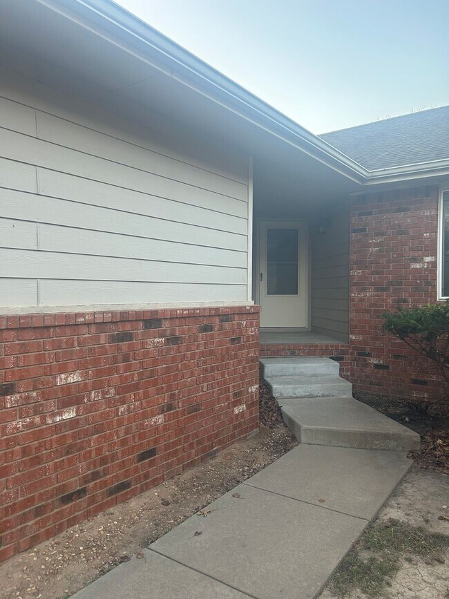 Building Photo - West Side Duplex - $300 off 1st Month !!