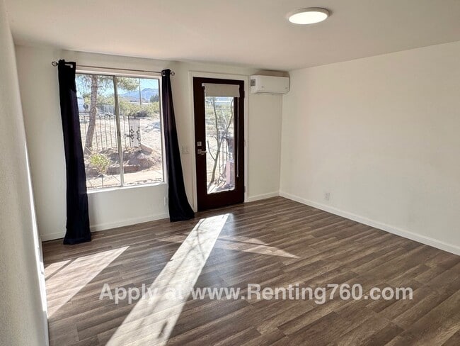 Building Photo - Updated 4 Bed 2 Bath Home!