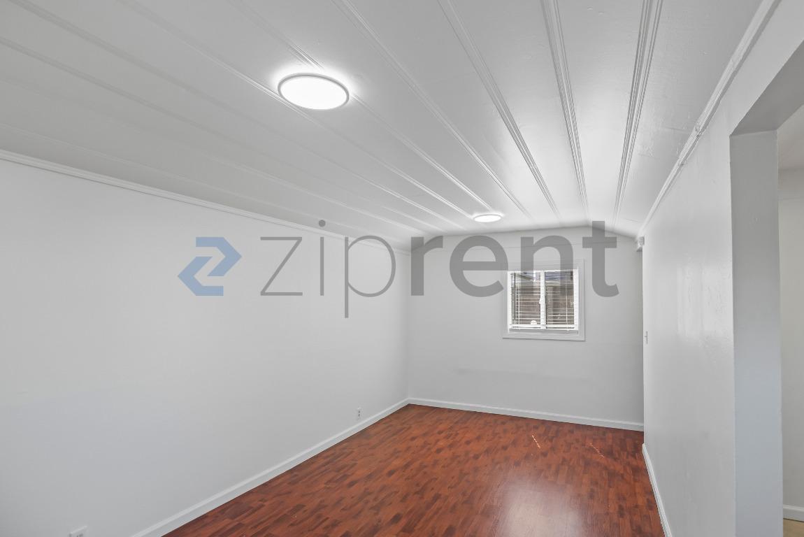 Building Photo - Unit
