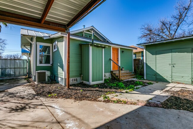 Building Photo - 2-BEDROOM, 2-BATHROOM IN DIGNOWITY HILL