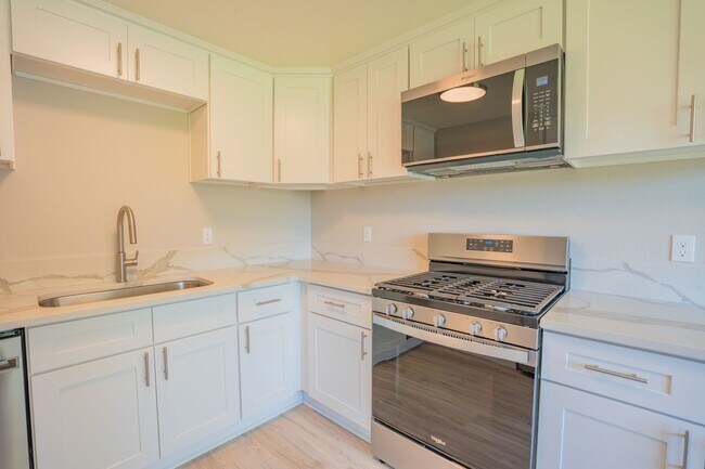 Building Photo - Newly Remodeled Large 2 Bedroom!