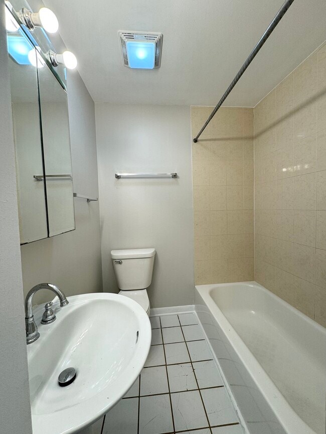 Building Photo - 750 S Oakley Blvd